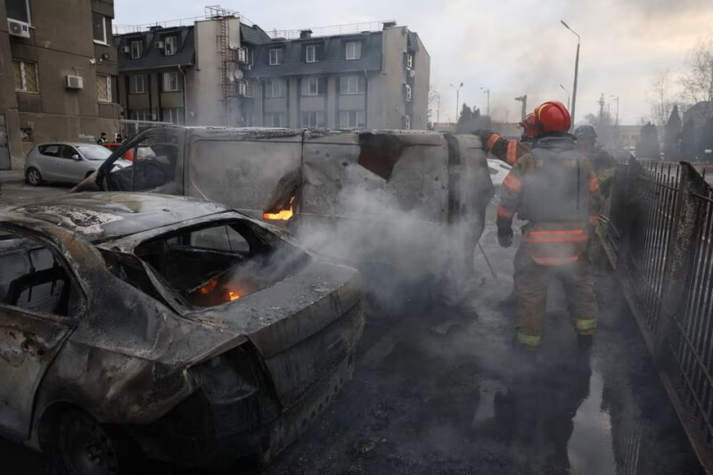 圖為烏克蘭基輔車輛9日受俄軍砲擊，消防人員前往滅火。（路透社）