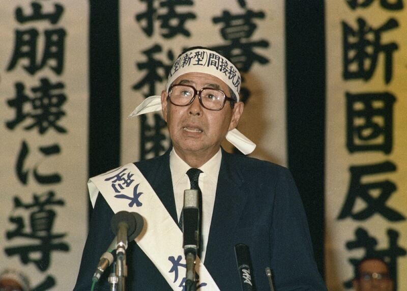 日本伊藤洋華堂創始人、名譽會長伊藤雅俊於10日去世，享耆壽98歲。圖為1986年9月，伊藤雅俊在反對引進大型商品的會議上發言。（共同社）