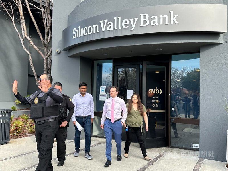 矽谷銀行遭FDIC（聯邦存款保險公司）接管後13日重啟營運，一次開放一組客戶入內辦理銀行業務，並出動警衛維持秩序。中央社記者張欣瑜舊金山攝 112年3月14日
