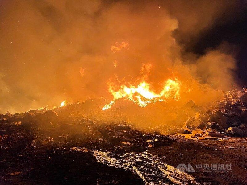 桃園市虎頭山上的會稽垃圾掩埋場14日凌晨發生火警，由於廢棄物眾多，火勢仍在燃燒中，但已獲控制。（翻攝照片） 中央社記者葉臻傳真  112年3月14日