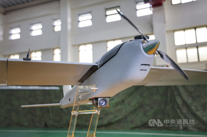 為展現軍方無人機研製成果,中科院14日展示9款已量產及研發中的偵蒐與攻擊無人機。圖為紅雀2型無人機。中央社記者王飛華攝 112年3月14日