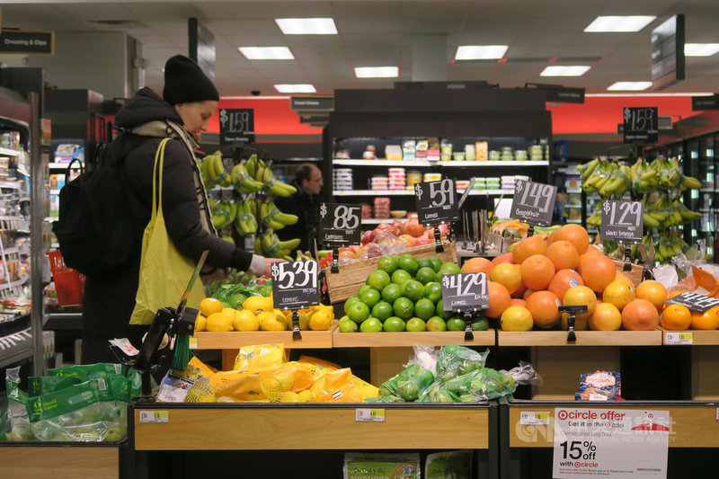 美國勞工部14日公布，2月消費者物價指數年增6%，符合市場預期，通貨膨脹創40年來新高後連8降。圖為紐約民眾在曼哈頓一間超市購物。中央社記者尹俊傑紐約攝  112年3月14日