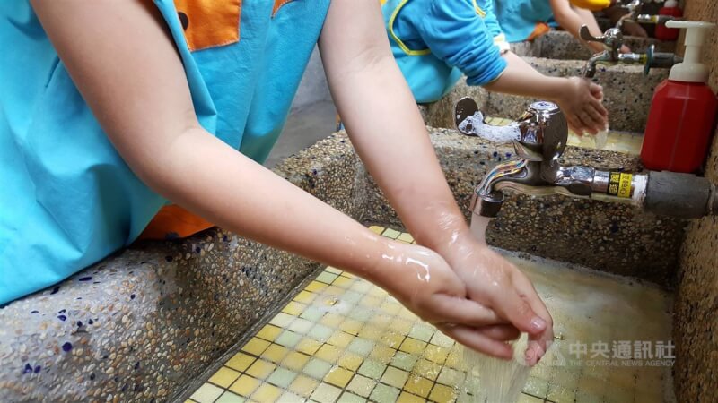 图为孩童清洁手部。（中央社档案照片）