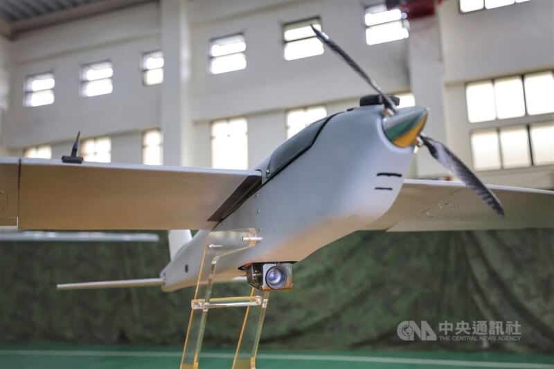 為展現軍方無人機研製成果,中科院14日展示9款已量產及研發中的偵蒐與攻擊無人機。圖為紅雀2型無人機。中央社記者王飛華攝 112年3月14日