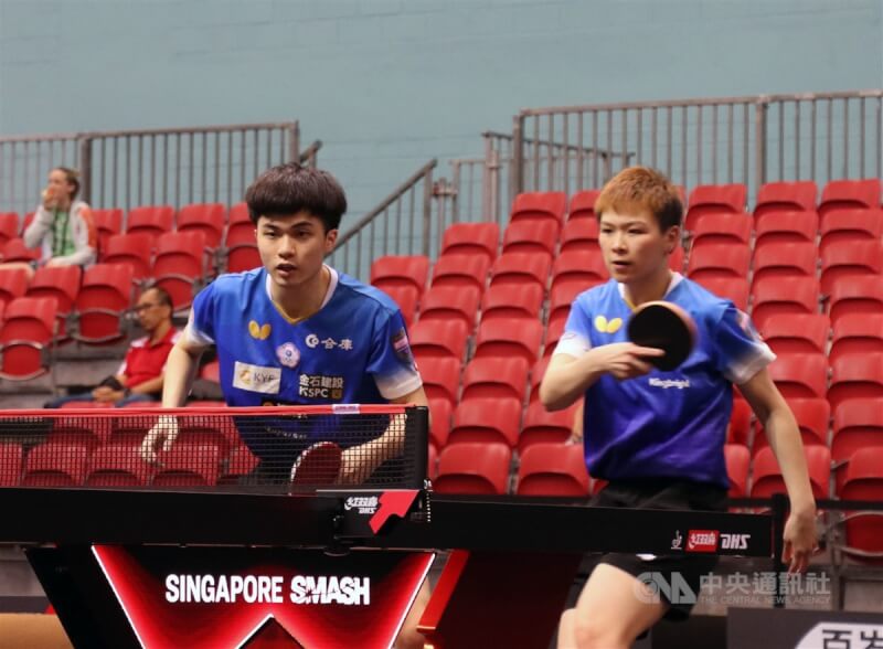 台灣「桌球一哥」林昀儒（左）搭檔陳思羽（右）14日在WTT新加坡大滿貫賽混雙8強賽以3比1擊敗香港組合杜凱琹與黃鎮廷，收下4強門票。中央社記者侯姿瑩新加坡攝 112年3月14日