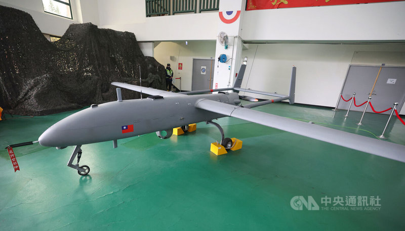 中科院14日展出「軍用軍規」已量產及研發中的各型無人機,向國人說明無人機研發成果與進展。圖為海上戰術偵搜大隊配置的銳鳶1型無人機。中央社記者王飛華攝 112年3月14日