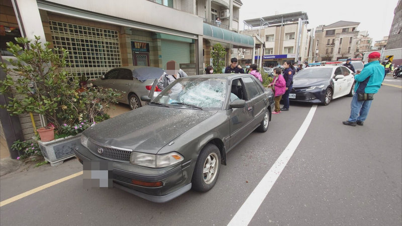 苗栗市2名男子疑因借貸糾紛，在街頭砸車互毆，警方獲報出動快打部隊到場，強勢將雙方區隔開來，避免衝突再次發生。（民眾提供）中央社記者管瑞平傳真  112年3月14日