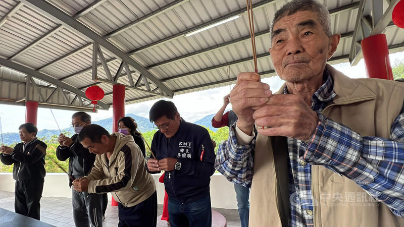台東縣政府列管的鹿野鄉珍貴老樹「五十戶土地公廟」榕樹,染病超過5年,最近生命力薄弱,原茂密的枝葉變稀疏,村民集氣幫老樹加油,並祈求土地公幫忙。中央社記者盧太城台東攝 112年3月14日