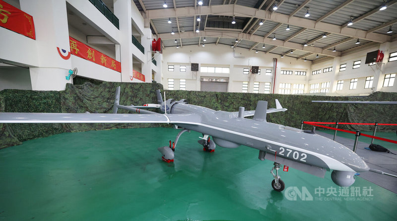中科院14日展出「軍用軍規」已量產及研發中的各型無人機,向國人說明無人機研發成果與進展。圖為銳鳶2型無人機。中央社記者王飛華攝 112年3月14日