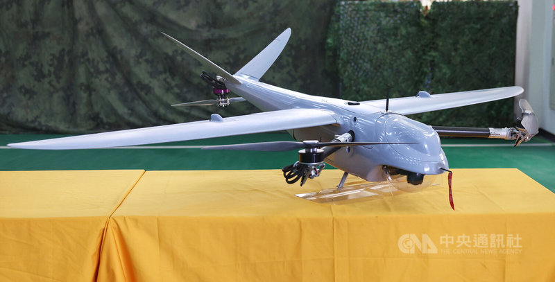 國家中山科學研究院台中院區14日對外公開軍用軍規無人機發展與應用。圖為紅雀系列的紅雀3型無人機可垂直起降且便於攜行與操作,可執行情資監控與目標定位任務,性能較紅雀2型導控距離從10公里以上提升至超過30公里,滯空時間維持1小時以上。中央社記者王飛華攝 112年3月14日