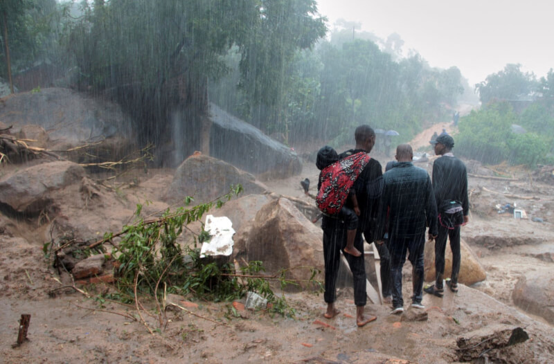熱帶氣旋弗萊迪1個月內兩度襲擊非洲南部，共造成100多人死亡。圖為馬拉威民眾在大雨中，看著氣旋造成的破壞。（路透社）