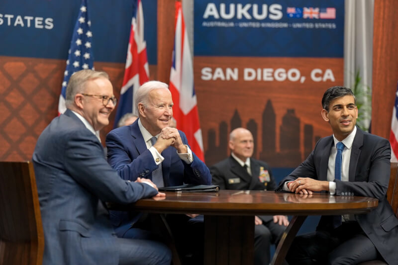 澳洲總理艾班尼斯（前左起）、美國總統拜登和英國首相蘇納克13日公布對澳洲提供核動力攻擊潛艦的計畫細節。（圖取自facebook.com/POTUS）