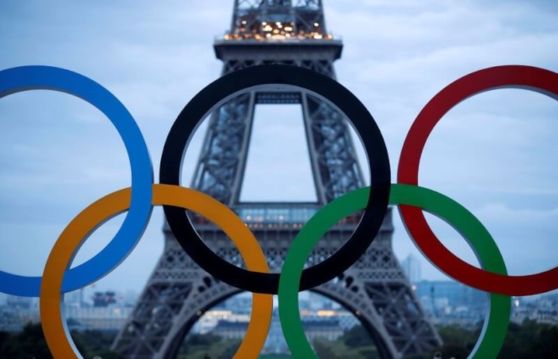 圖為2017年9月，巴黎為慶祝取得2024奧運主辦權，在艾菲爾鐵塔前放置奧運五環。（路透社）