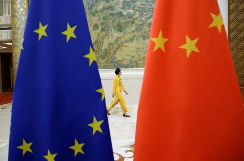 對於美方動員盟國組成抗中陣線，歐盟執委會主席范德賴恩表示，她希望避免在經濟上依賴中國，但不完全與中國「脫鉤」。圖為2018年6月歐中高階貿易對話北京會場。（路透社）