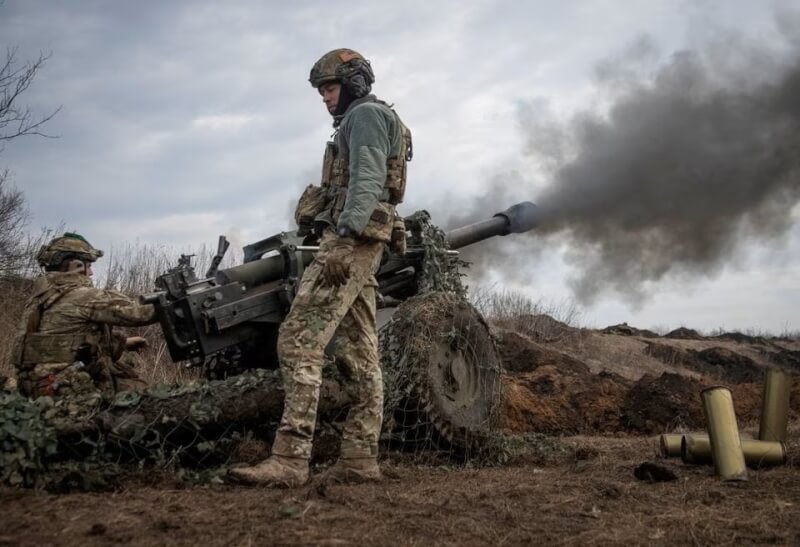 圖為烏軍3月10日在烏東巴赫姆特前線附近發射砲彈。（路透社）