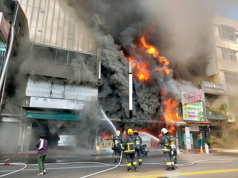 嘉義市吳鳳北路15日發生一處2樓店面火警，火勢猛烈，消防人員到場立即布水線搶救，因有一間店面牆面遭火燒嚴重燻黑，最後波及5戶店面，其中延燒有4戶，幸無人員受傷。（民眾提供）中央社記者黃國芳傳真  112年3月15日