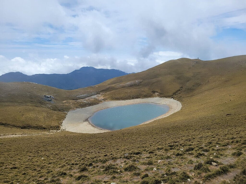 仰賴雨水挹注、海拔逾3000公尺的嘉明湖水面縮小逾4成，山友形容像甜甜圈。（嘉明湖熊出沒企業提供）中央社記者盧太城台東傳真 112年3月15日