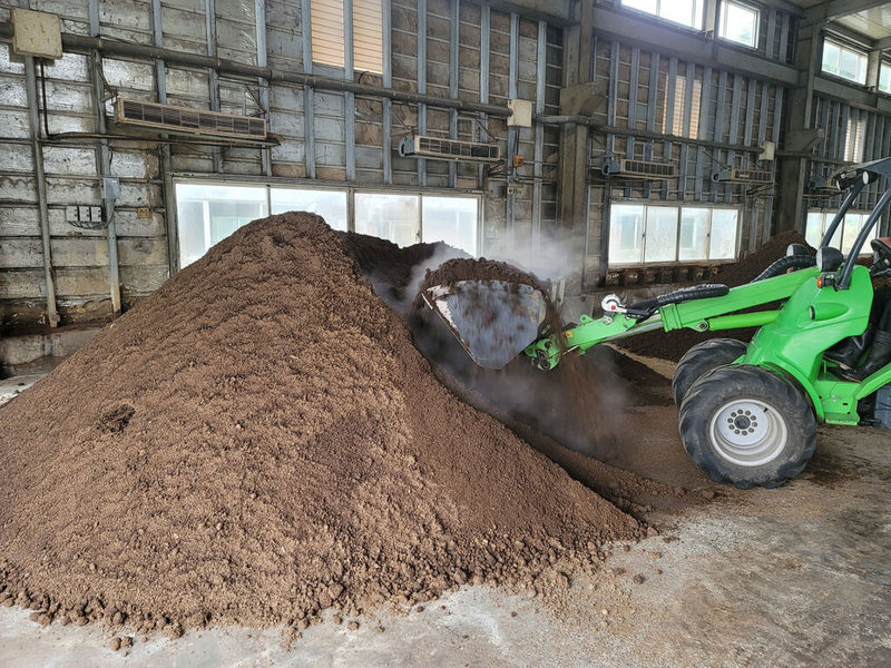 花蓮縣環保局以家戶廚餘製成肥料，獲農委會認可並取得核發肥料登記證，命名為「洄瀾好肥牌好用有機質肥料」，製程全經天然菌種發酵腐熟，可適用於一般家庭園藝的花園、菜圃中。（花蓮縣環保局提供）中央社記者李先鳳傳真  112年3月15日