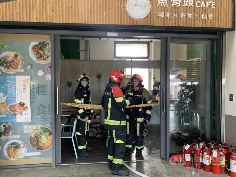 花蓮火車站2樓一家咖啡簡餐店15日下午突冒濃煙，消防隊獲報立即到場救援，迅速控制火勢，幸無人傷亡。中央社記者張祈攝 112年3月15日