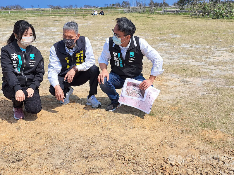 民眾黨新竹市議員宋品瑩（左）、李國璋（右）15日在表示，為維護風箏賽場遊憩民眾安全，日前會勘發現現場除草皮養護不佳與紅火蟻問題外，在土壤下還有廢棄的磚瓦、碎玻璃與大尺寸石塊等，質疑當時施工過程是否有問題。中央社記者郭宣彣攝  112年3月15日