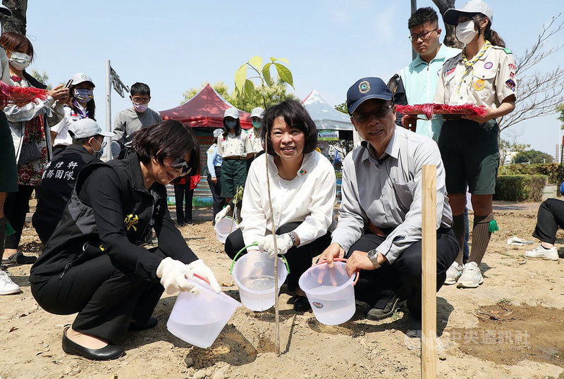 嘉義市政府與林務局嘉義林區管理處15日在啟明公園舉辦植樹活動，市長黃敏惠（前右2）等人一起種下魚木、燈稱花、山芙蓉等樹種，象徵公園的「重生」。中央社記者黃國芳攝  112年3月15日