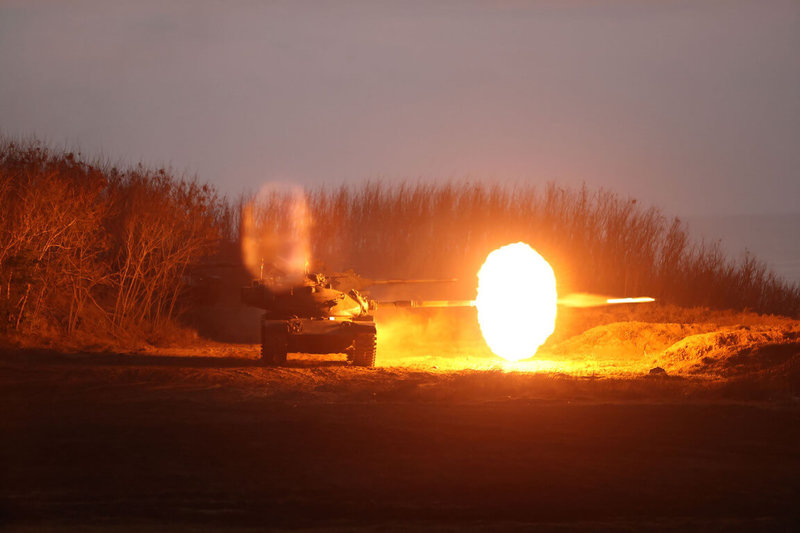 澎湖縣防衛指揮部「鎮疆操演」建制武器實彈射擊，各型火砲在晨曦中依序擊發，火光四射，震撼力十足。（澎湖縣防衛指揮部提供）中央社  112年3月15日