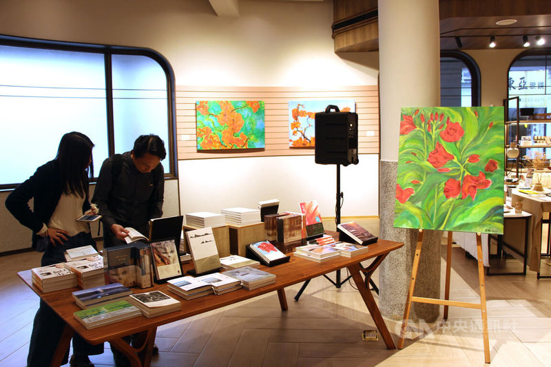 藝術家蔣勳15日起在台中中央書局推出「大疫繁花 此時眾生」畫展,展出他在COVID-19疫情期間,從大自然中獲得的感悟創作。中央社記者蘇木春攝 112年3月15日