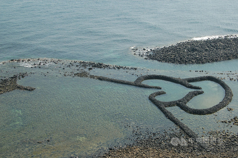澎湖七美知名景點「雙心石滬」，是遊客到訪七美必去景點之一。圖為2011年7月9日從高處捕捉雙心石滬景色。中央社  112年3月15日