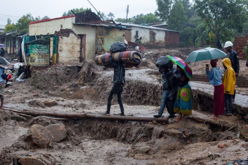 熱帶氣旋弗萊迪近日重返非洲東南部帶來嚴重災害，馬拉威民眾扛著家當走過被洪水侵襲的地區。（圖取自twitter.com/MalawiUNICEF）