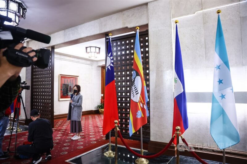 中美洲友邦宏都拉斯總統秀瑪菈．卡斯楚（Xiomara Castro，另譯：卡蕬楚）宣布將與中國發展官方關係。圖為外交部一樓大廳放置宏都拉斯國旗（右1）。中央社記者王騰毅攝 112年3月15日