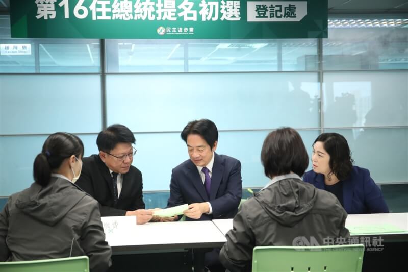 身兼民進黨主席的副總統賴清德(後中)15日在前屏東縣長潘孟安(後左)陪同下,完成民進黨總統初選登記,他表示,今天是以無比堅定的心參與黨內總統初選,希望爭取黨內同志以及台灣人民的支持。中央社記者吳家昇攝 112年3月15日
