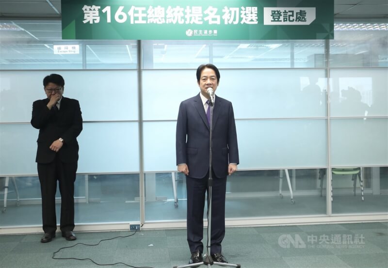 身兼民進黨主席的副總統賴清德(中)15日上午完成民進黨總統初選登記,並發表談話。左為前屏東縣長潘孟安。中央社記者吳家昇攝 112年3月15日