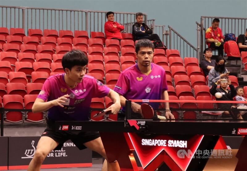 台灣桌球組合林昀儒（左）與莊智淵（右）16日在WTT新加坡大滿貫賽男雙8強賽奪勝，晉級4強。（中央社檔案照片）