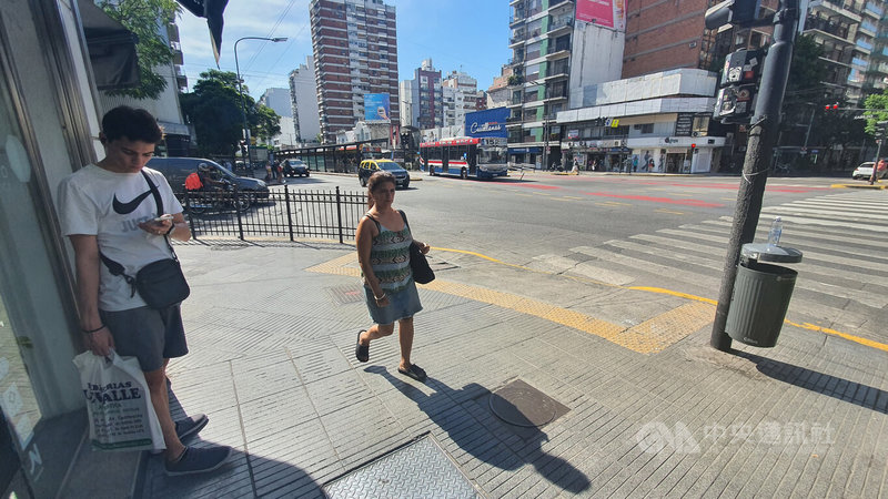阿根廷近期連續15天熱浪，人體感溫度超過攝氏40度，民眾不再像往常直接站在太陽底下，等紅綠燈過馬路時也會到陰涼處等待。中央社記者黃韻如布宜諾斯艾利斯攝  112年3月15日