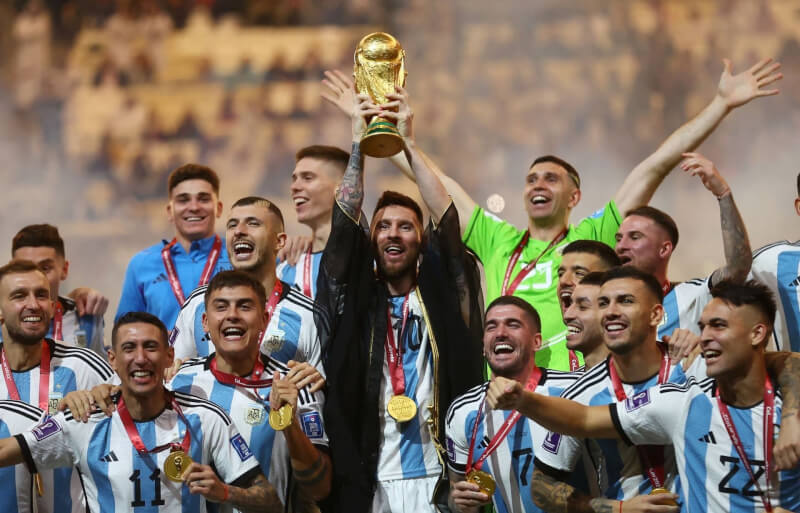 2022年卡達世界盃足球賽12月18日舉行冠軍戰，阿根廷在PK戰擊敗法國，明星球員梅西在隊友簇擁下舉起冠軍金盃。（路透社）