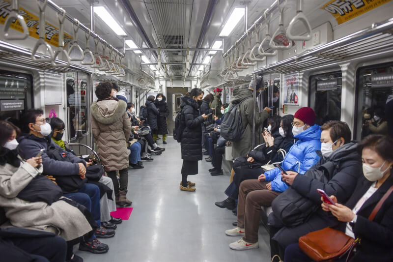 韓國防疫當局宣布，自3月20日起全面取消搭乘大眾運輸時必須佩戴口罩的規定。圖為1月30日韓國民眾戴口罩搭乘首爾地鐵。（共同社）