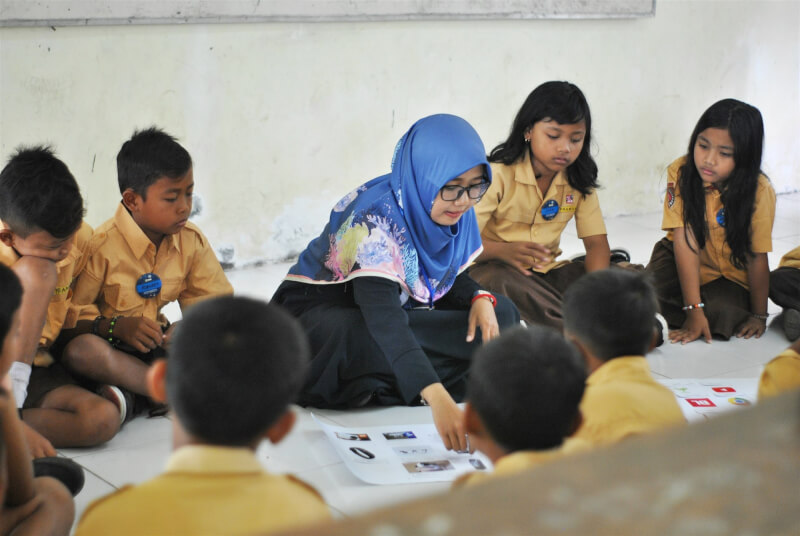 印尼東努沙登加拉省省會古邦進行的試辦計畫，要10所中學的12年級生每天凌晨5時30分就到校上課。（示意圖／圖取自Unsplash圖庫）