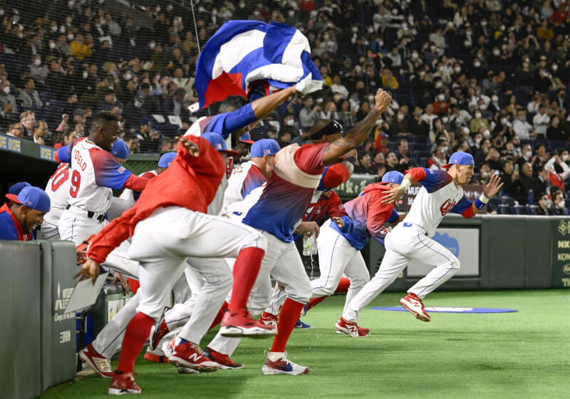 古巴隊15日在世界棒球經典賽8強賽擊敗澳洲隊，睽違17年晉級4強。（共同社）