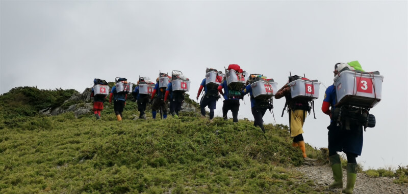 雪霸國家公園管理處15日表示，今年10月將進行「國寶魚」台灣櫻花鉤吻鮭放流計畫，考量放流點位處深山秘水溪源，為克服魚類長途運輸不易存活的困難，將首度採取運輸出生不到30天的「發眼卵」，至現地埋設方式來進行放流，突破既有復育技術。（雪管處提供）中央社記者管瑞平傳真112年3月15日