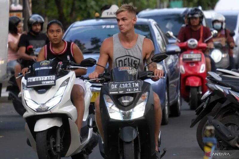 印尼峇里島近來發生多起外國遊客騎車違規事件，峇里島旅遊局計劃禁止所有外國人租用摩托車。圖為峇里島的外國遊客騎摩托車沒戴安全帽。（安塔拉通訊社）