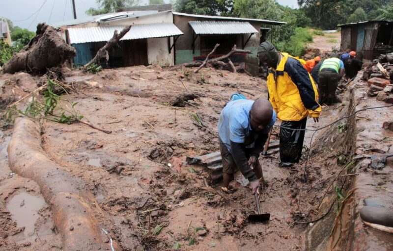 熱帶氣旋弗萊迪1個月內兩度襲擊非洲南部，在馬拉威造成190人喪生。圖為馬拉威民眾在泥濘地中尋找倖存者。（路透社）