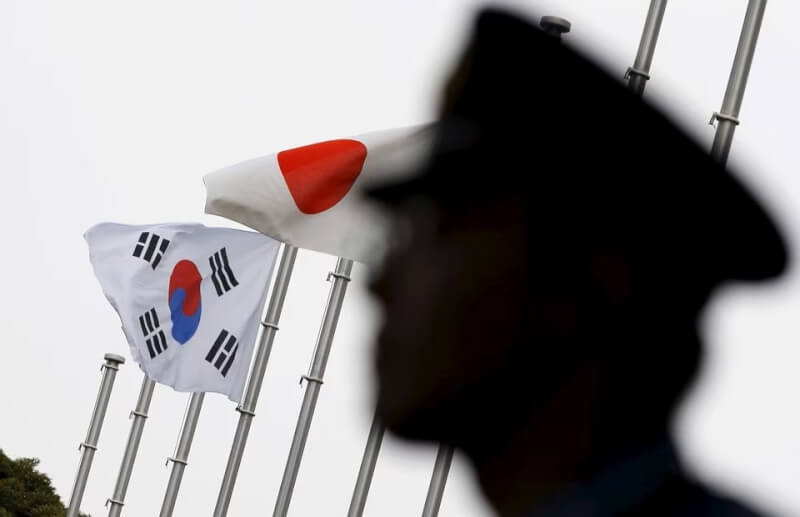 韓國與日本16日將舉行領袖峰會，外界看好可能為凍結已久的兩國關係破冰。圖為韓國與日本國旗。（路透社）