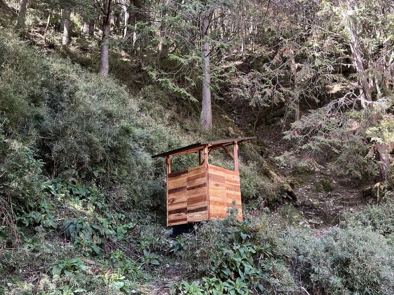 南投縣信義鄉郡大山是熱門百岳，南投林區管理處在登山口旁設置貓坑式生態廁所（圖），呼籲登山者不要再隨意便溺，使用後自行倒入木屑，並將衛生紙等垃圾帶下山。（南投林區管理處提供）中央社記者蕭博陽南投縣傳真 112年3月16日