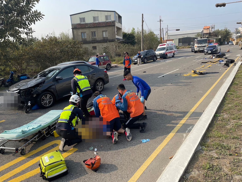 苗栗縣台1線竹南路段16日發生死亡車禍，一輛機車在一處閃黃燈路口左轉時與對向直行小轎車發生碰撞，騎士當場失去生命跡象，送醫搶救仍宣告不治。（民眾提供）中央社記者管瑞平傳真  112年3月16日