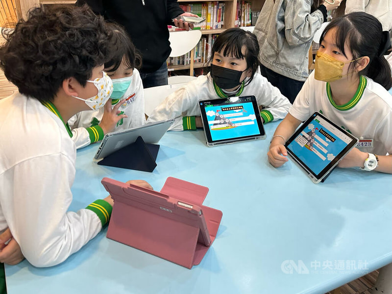 台北市志清國小致力打造聚焦學習的智慧校園，近年推動自備iPad上課，圖為學生用iPad完成回家作業後，在課堂上分享心得。中央社記者吳家豪攝 112年3月16日