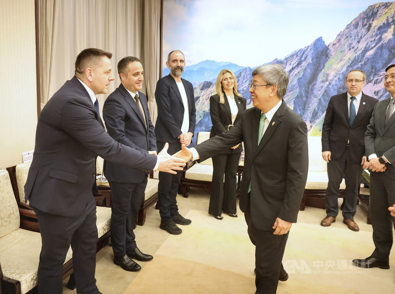 行政院長陳建仁（前右）16日下午接見「科索沃－台灣國會友誼小組」暨北馬其頓及羅馬尼亞跨黨派國會議員訪問團，與訪團成員握手致意。中央社記者王飛華攝 112年3月16日