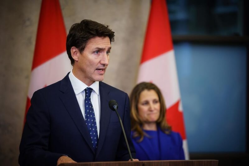 加拿大總理杜魯道（前）15日任命前總督強斯敦調查中國涉嫌干預選舉的指控。（圖取自instagram.com/justinpjtrudeau）