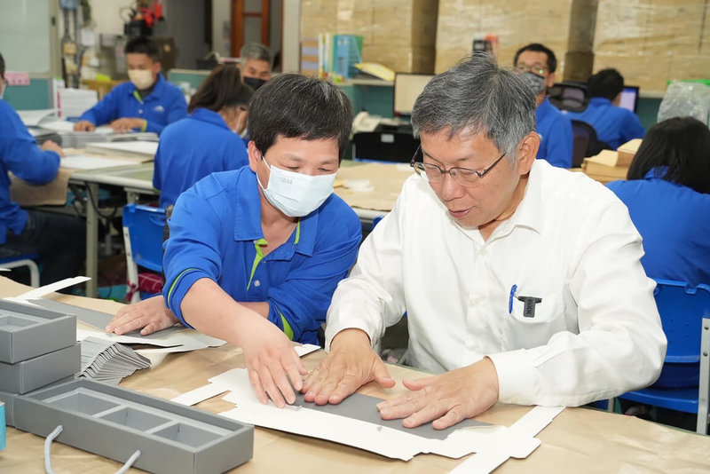 台灣民眾黨主席柯文哲（前排右）16日前往參訪彰化身障者庇護工場，現場體驗手工折紙盒。（眾望關懷基金會提供）中央社記者郭建伸傳真 112年3月16日