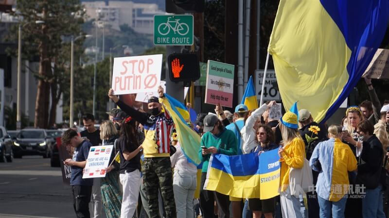 美國軍援烏克蘭一事已在共和黨內部掀起鬥爭，替2024總統大選設下論戰。圖為去年2月洛杉磯民眾手持標語、旗幟聲援烏克蘭，譴責俄羅斯武力入侵。（中央社檔案照片）