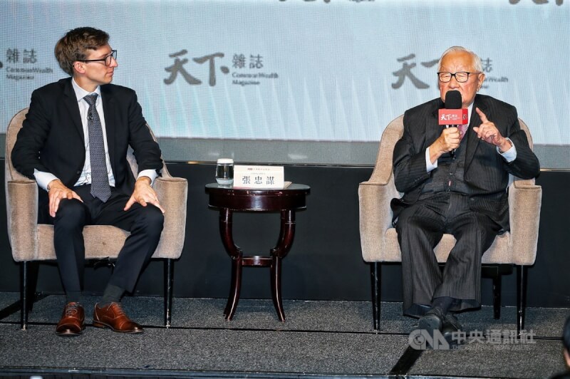 暢銷書「晶片戰爭」作者米勒（左）16日在台北出席天下雜誌主辦的「半導體世紀對談」活動，與台積電創辦人張忠謀（右）進行對話討論。中央社記者郭日曉攝 112年3月16日